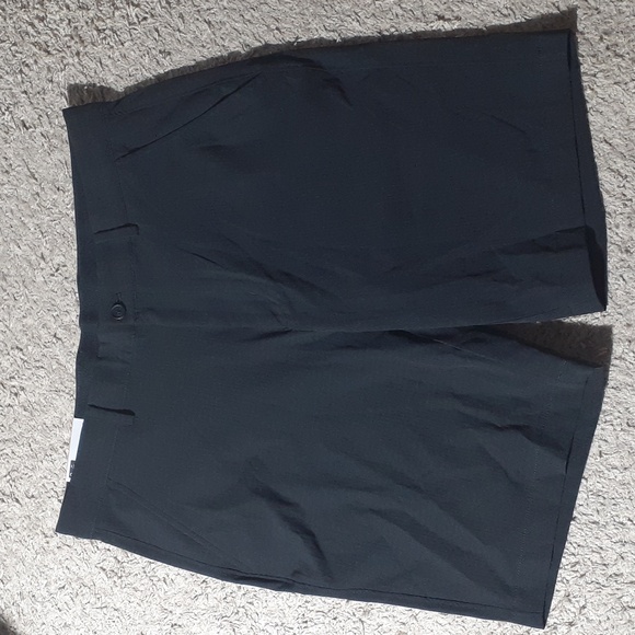 NWT Greg Norman Stretch Comfort Shorts - Size: 34 - Black - Picture 1 of 6